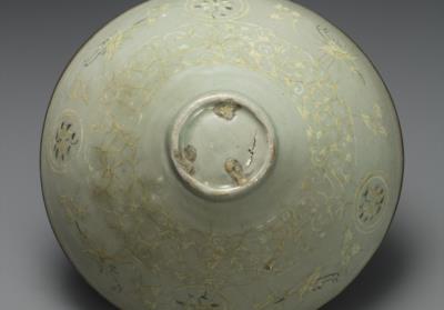 图片[3]-Celadon bowl with cloud-and-crane decor in black-and-white inlay-China Archive